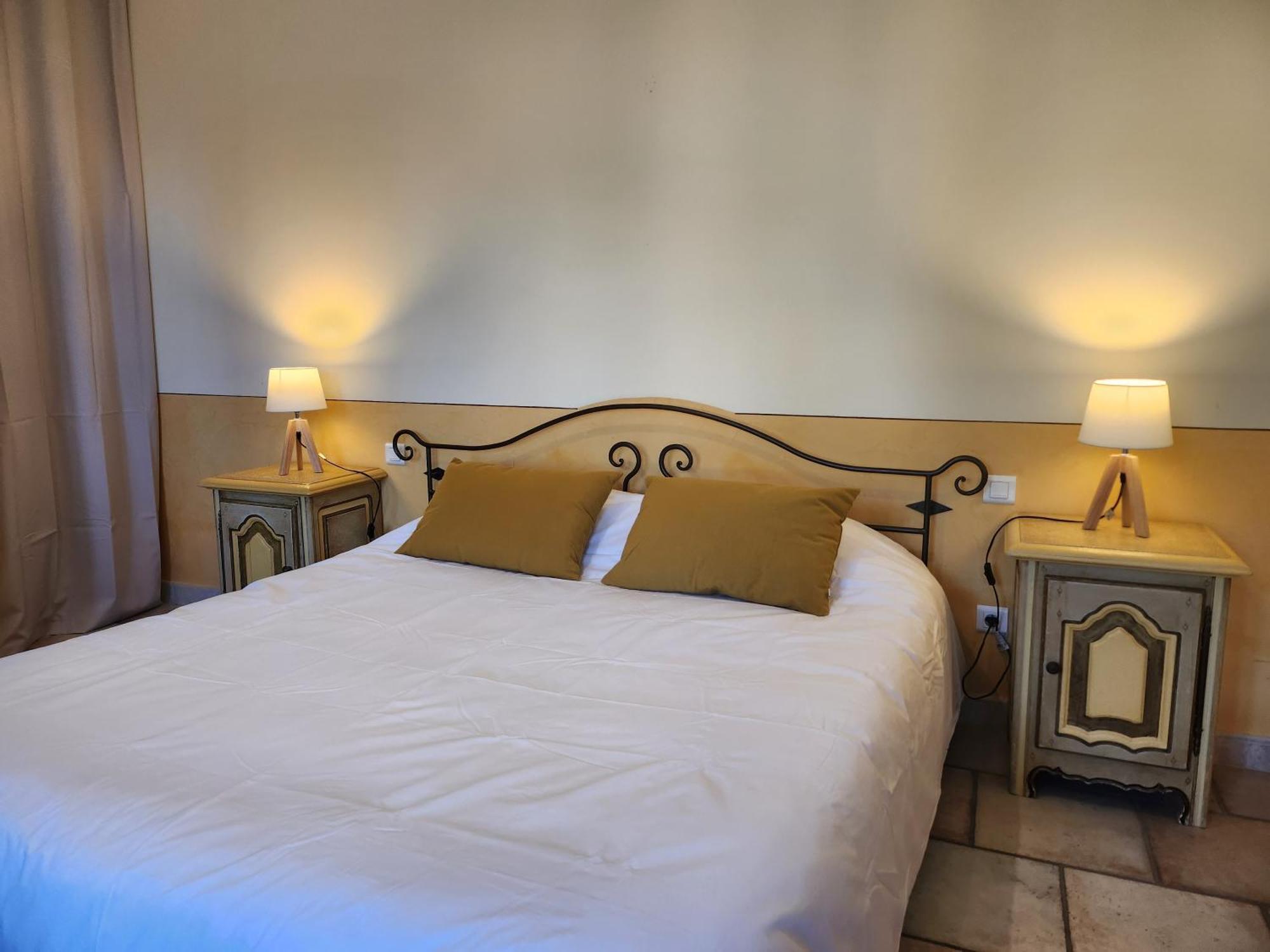 Domaine Les Gendalis Bed & Breakfast Saint-Saturnin-les-Avignon Exterior photo