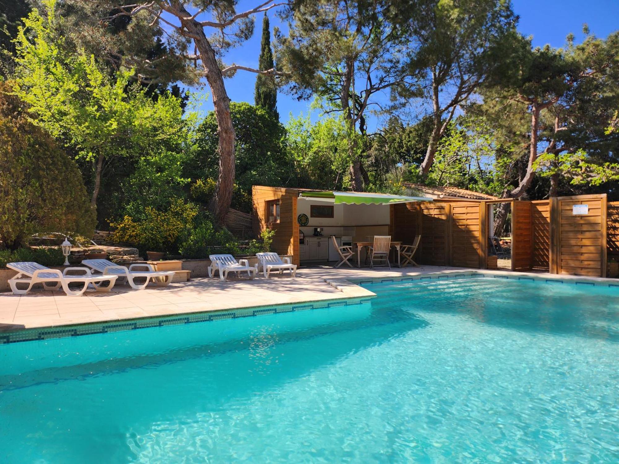 Domaine Les Gendalis Bed & Breakfast Saint-Saturnin-les-Avignon Exterior photo