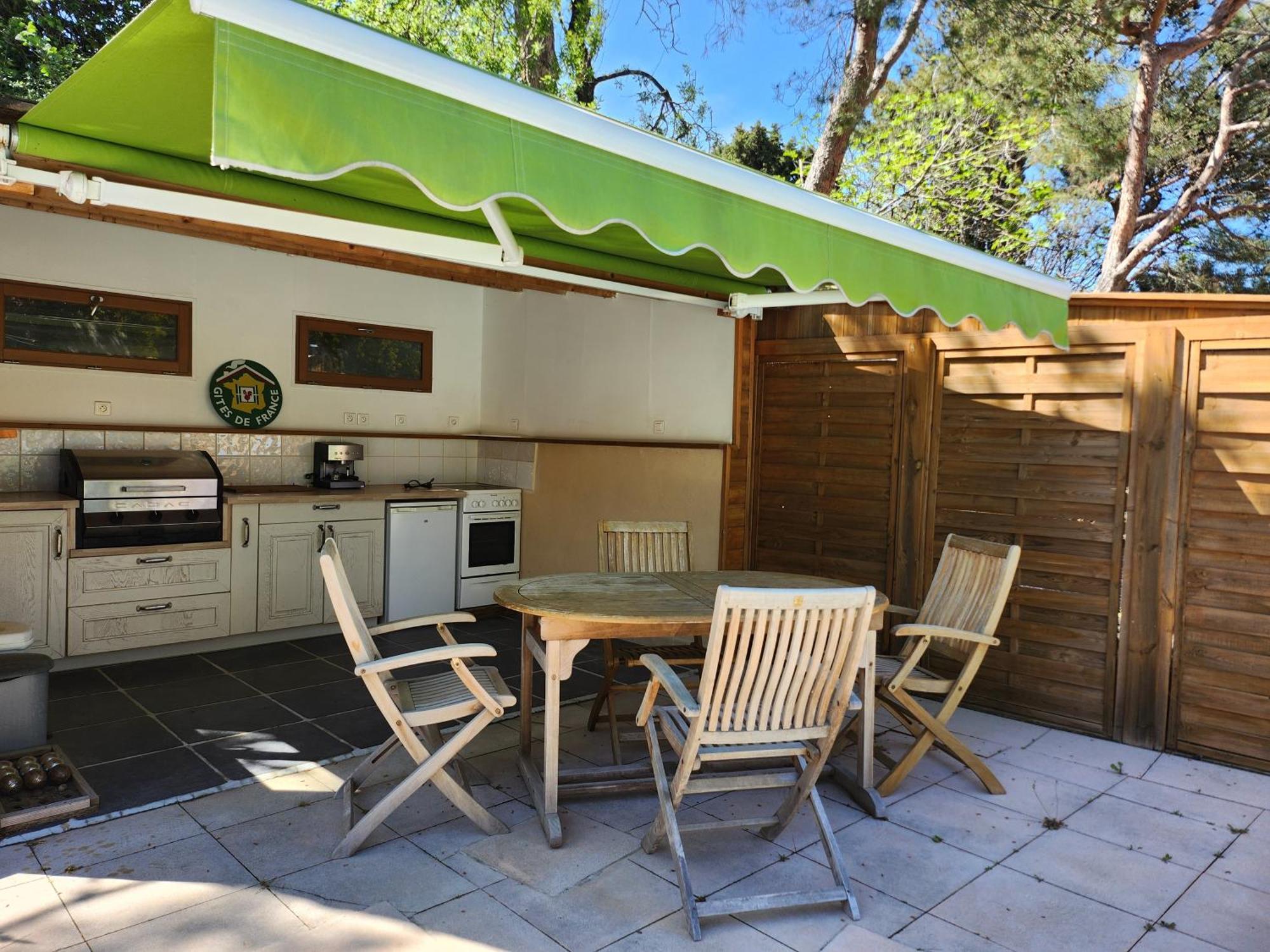 Domaine Les Gendalis Bed & Breakfast Saint-Saturnin-les-Avignon Exterior photo